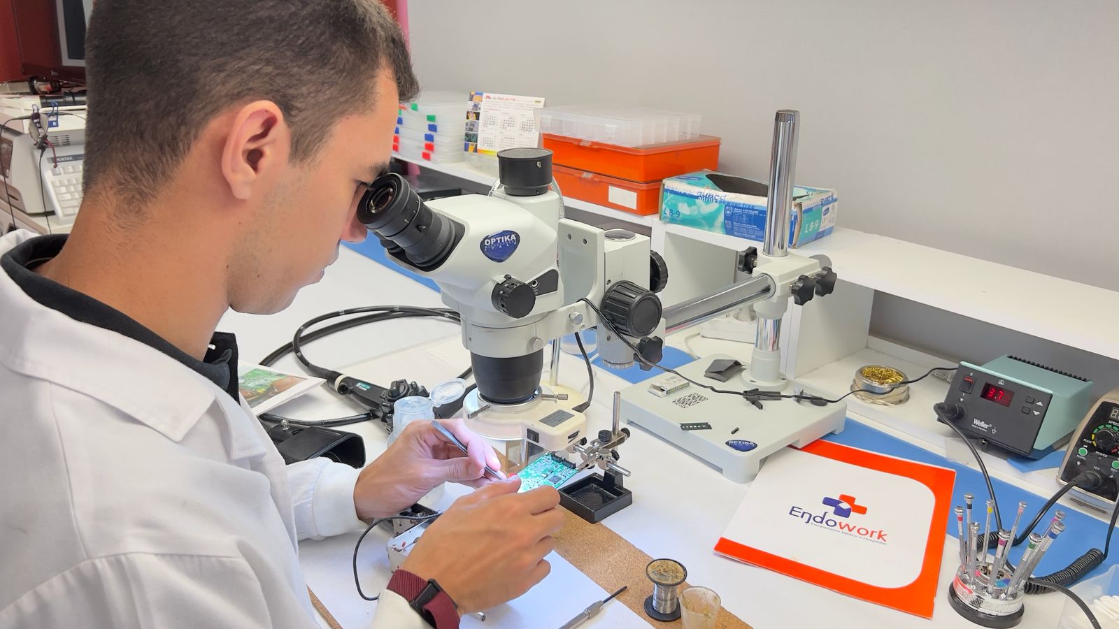 Técnico da Endowork a trabalhar ao microscópio numa bancada